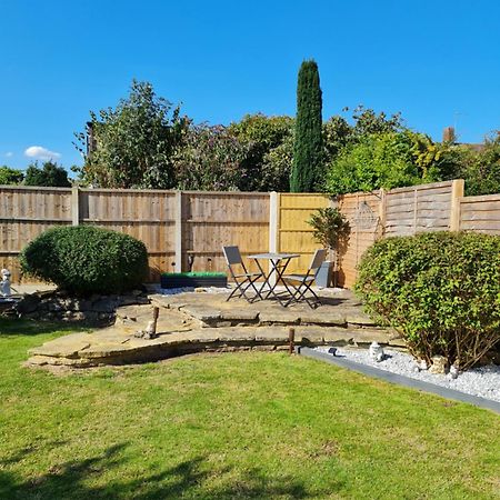 A Bright And Spacious Gem Staines-upon-Thames Exterior foto