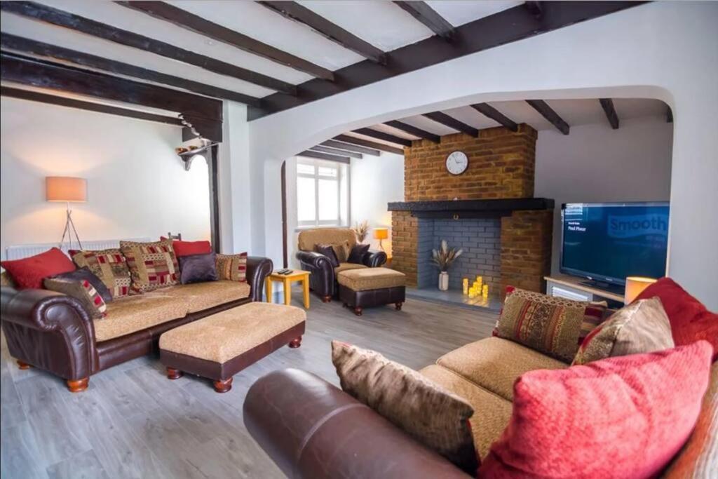 A Bright And Spacious Gem Staines-upon-Thames Exterior foto