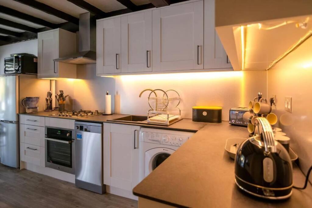 A Bright And Spacious Gem Staines-upon-Thames Exterior foto