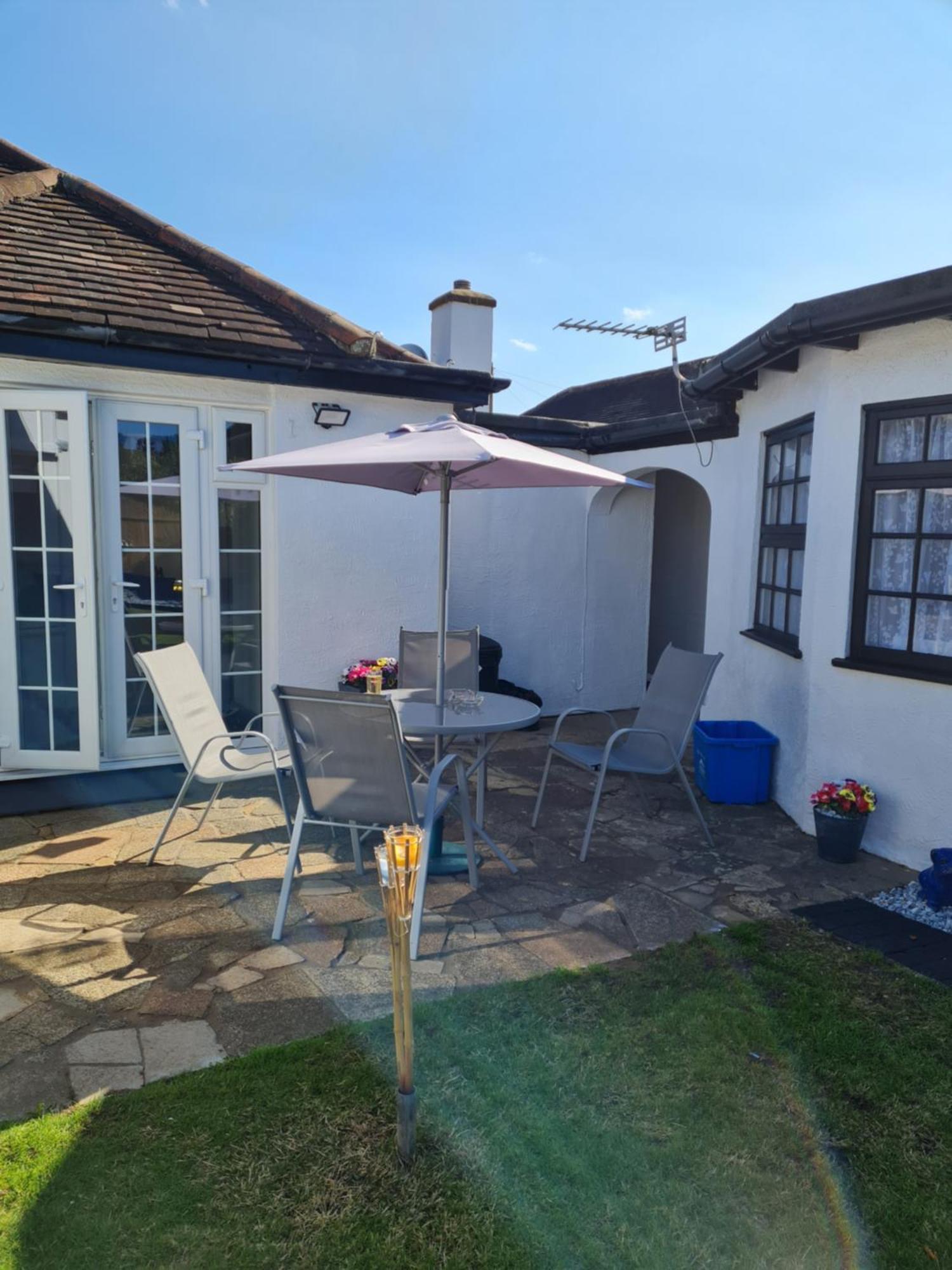 A Bright And Spacious Gem Staines-upon-Thames Exterior foto